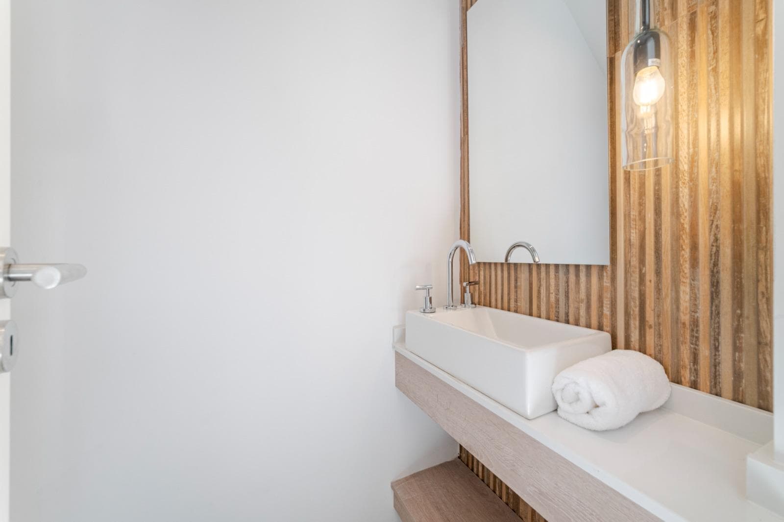 BRAND-NEW, FULLY FURNISHED DUPLEX