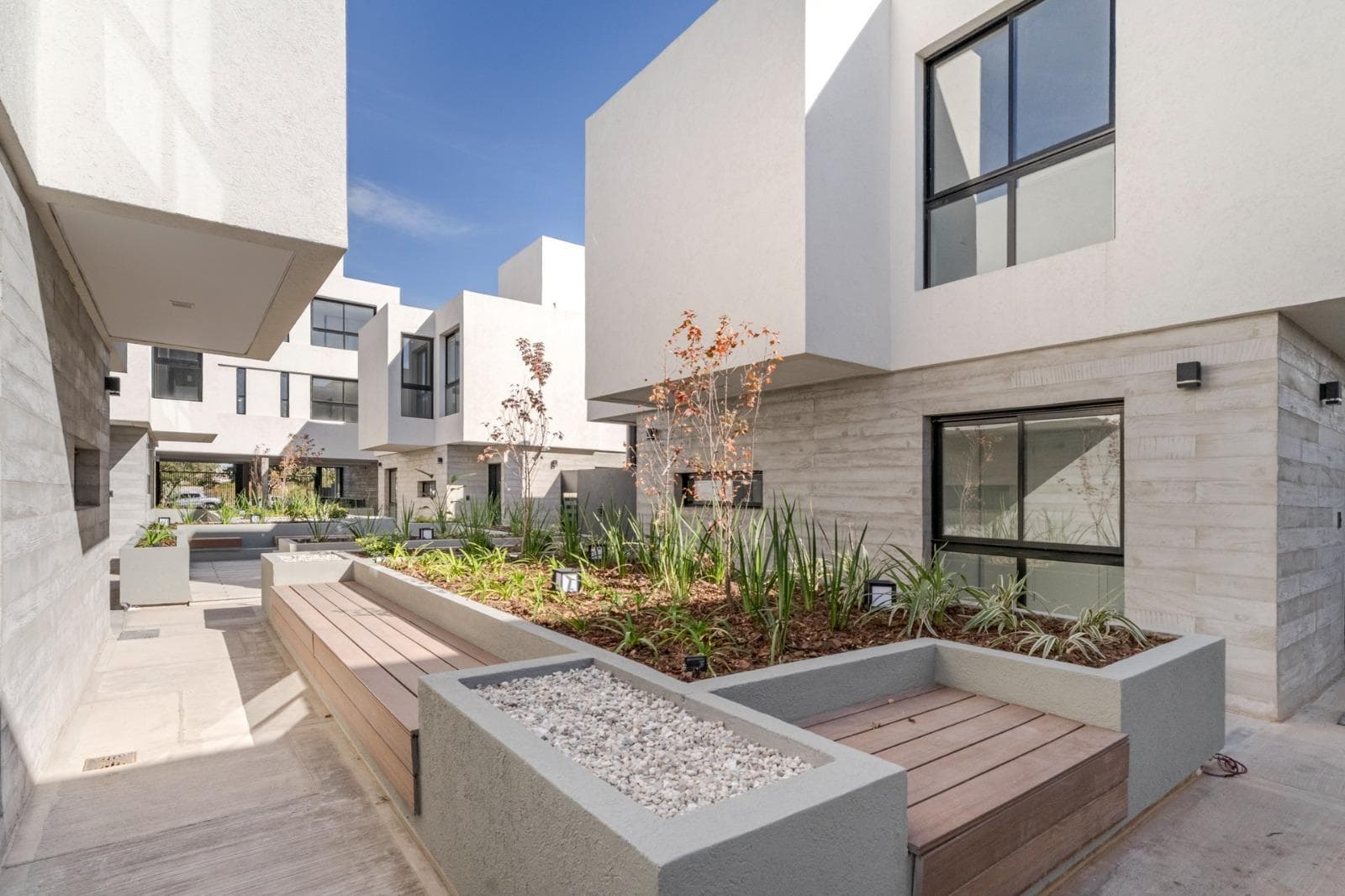 BRAND-NEW, FULLY FURNISHED DUPLEX