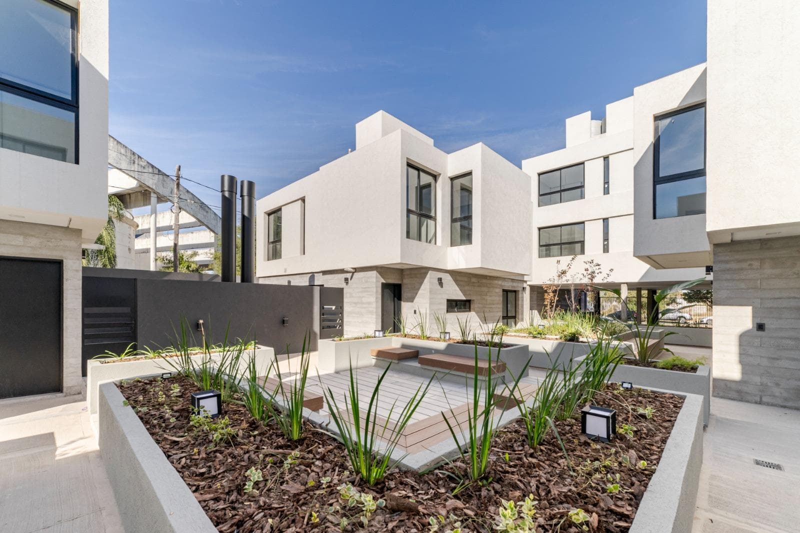 BRAND-NEW, FULLY FURNISHED DUPLEX