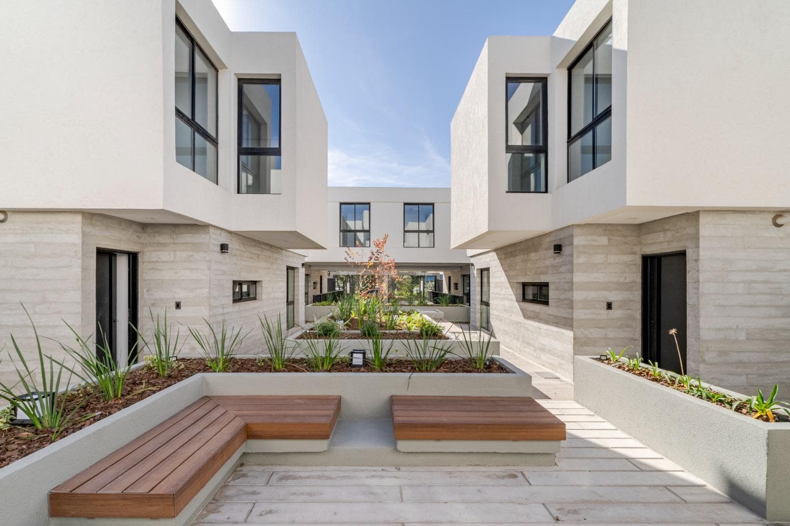 BRAND-NEW, FULLY FURNISHED DUPLEX