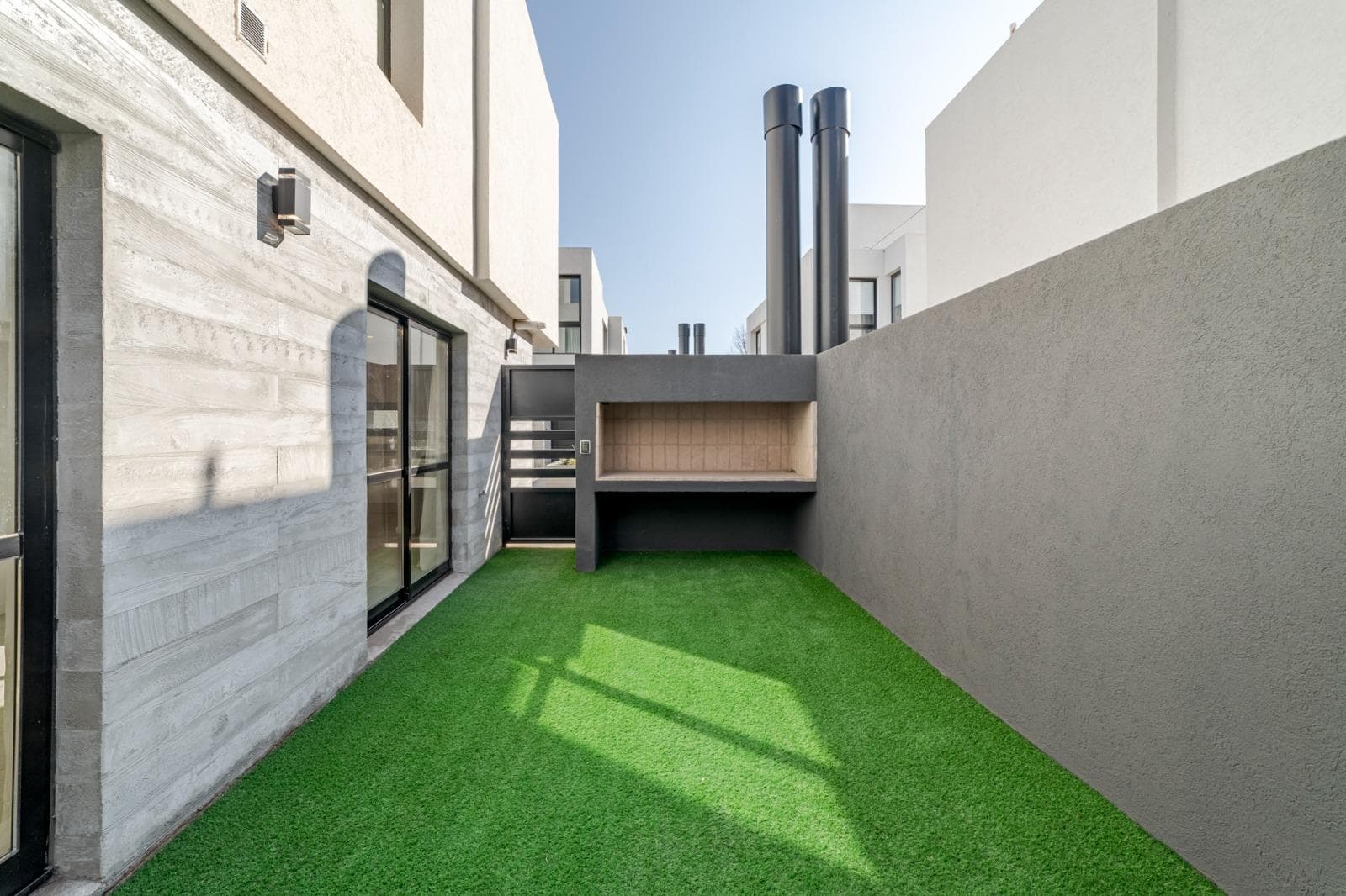 BRAND-NEW, FULLY FURNISHED DUPLEX