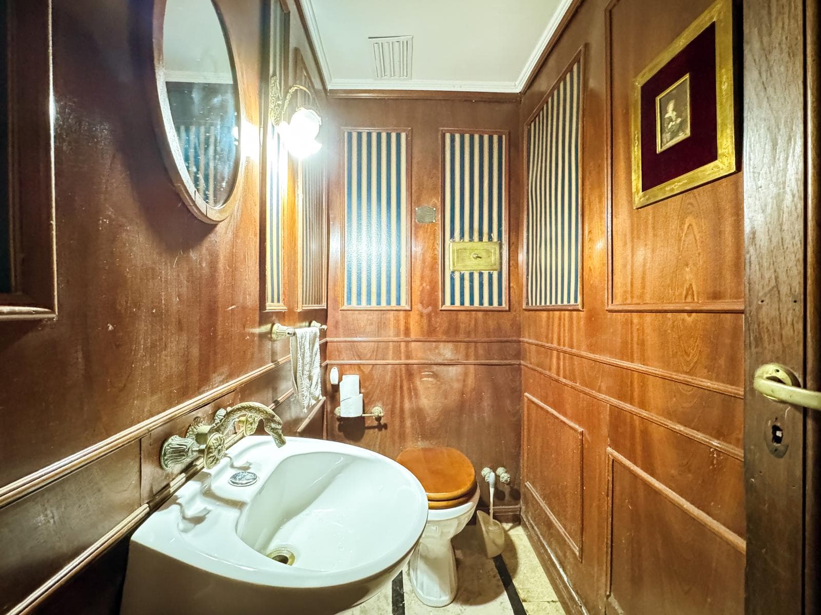 Incredible 5-Bedroom House with Guest House and Terrace in Almagro Norte