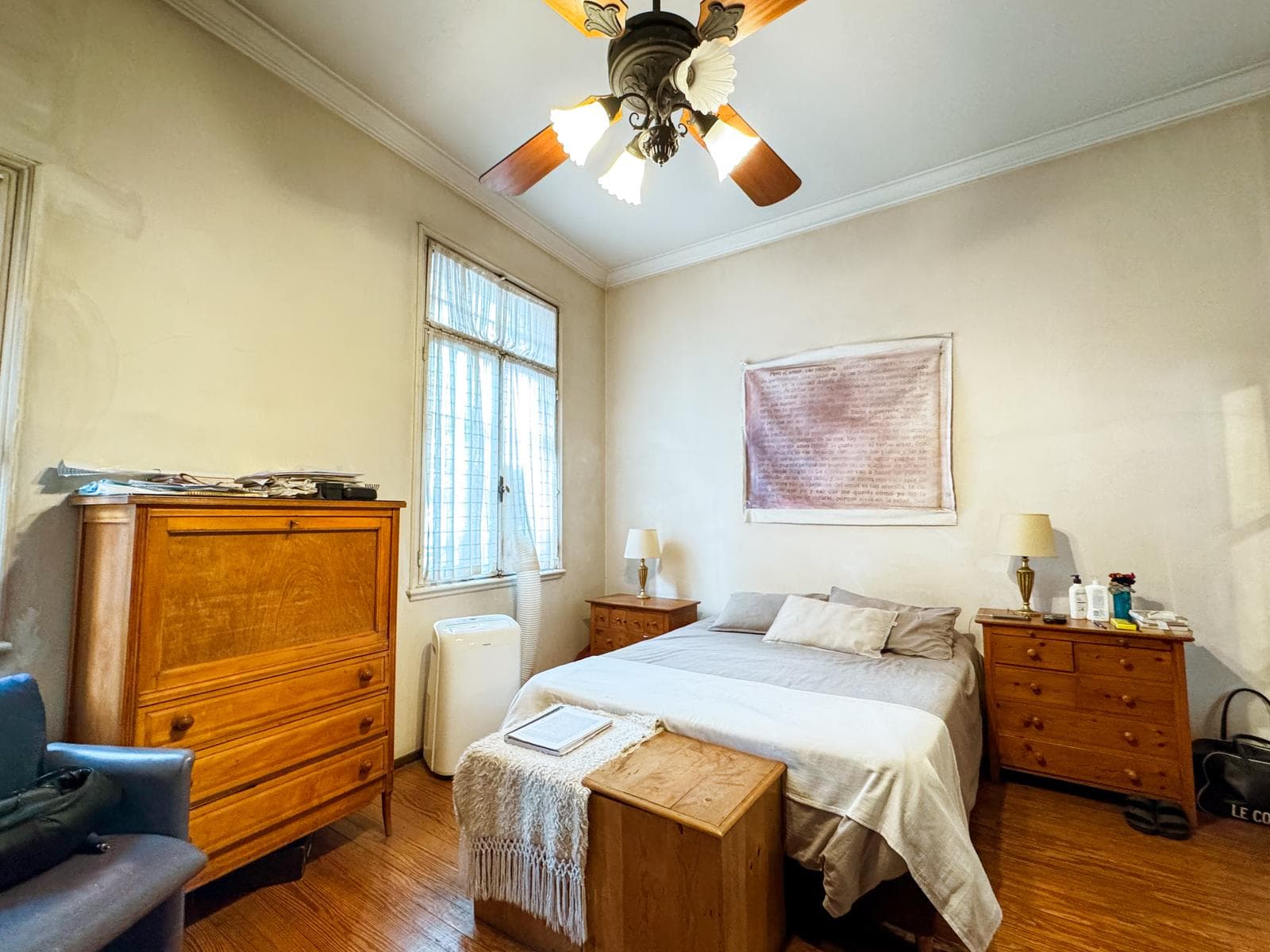 Incredible 5-Bedroom House with Guest House and Terrace in Almagro Norte