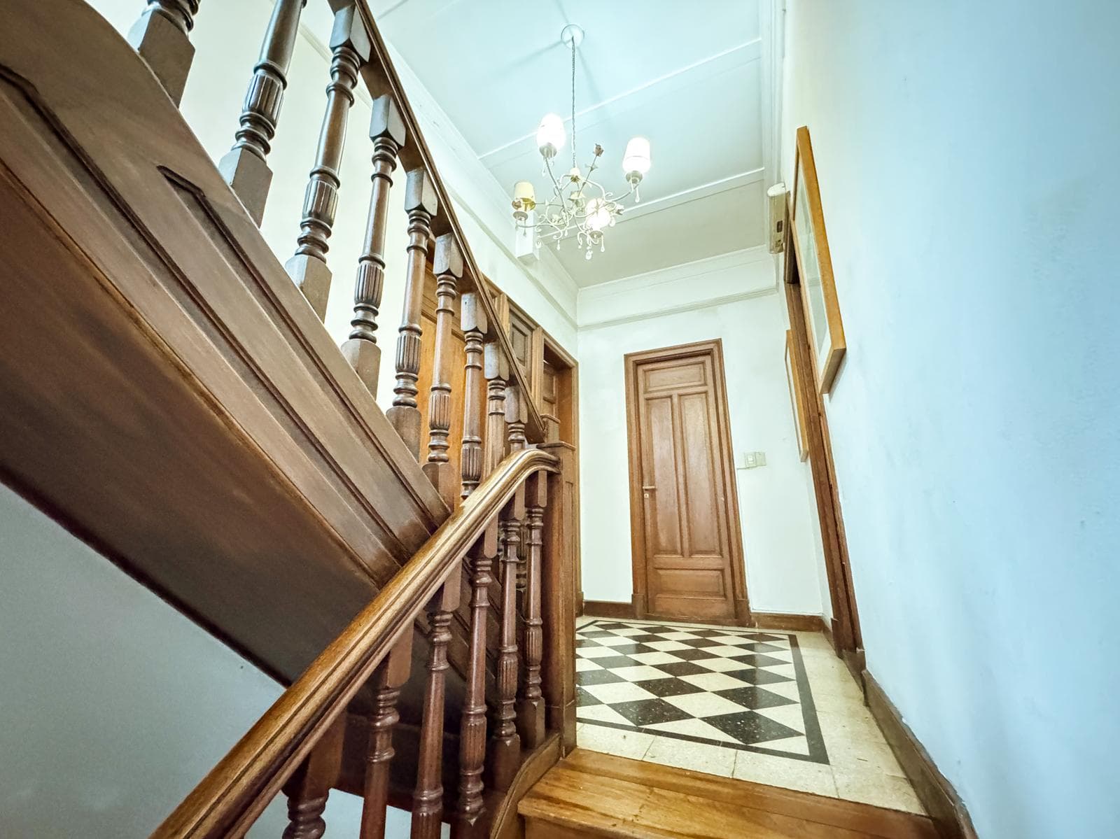 Incredible 5-Bedroom House with Guest House and Terrace in Almagro Norte