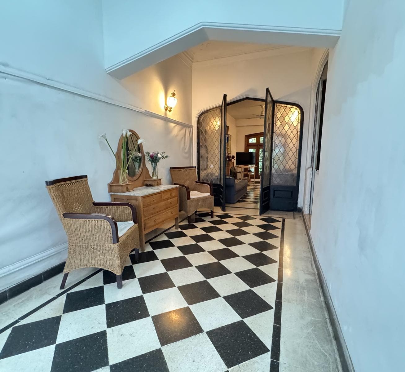 Incredible 5-Bedroom House with Guest House and Terrace in Almagro Norte
