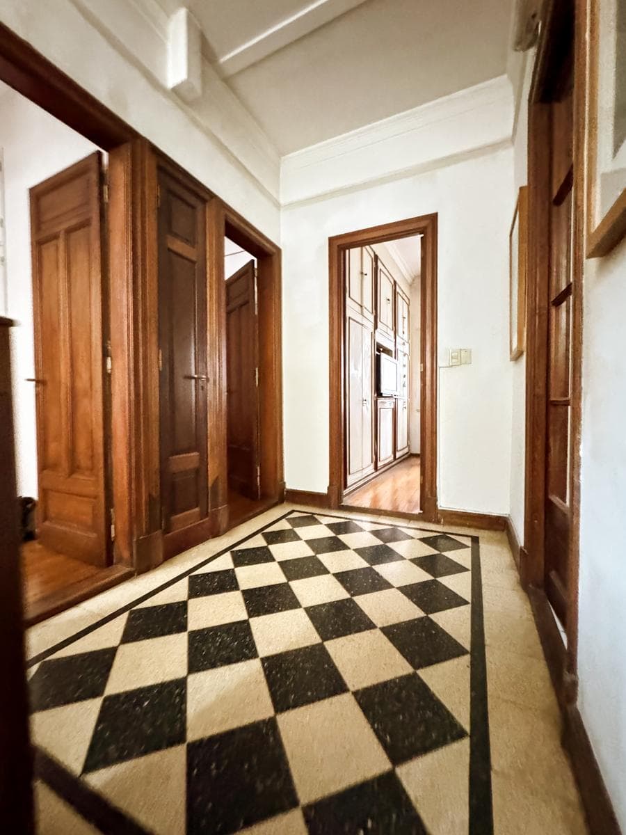 Incredible 5-Bedroom House with Guest House and Terrace in Almagro Norte
