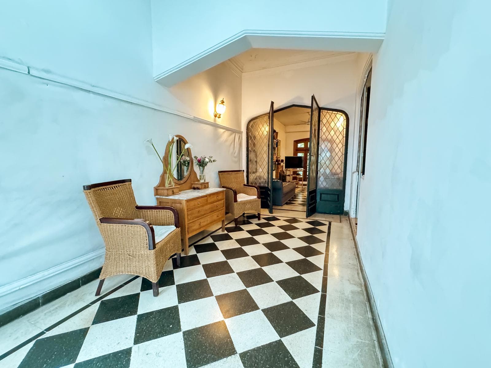 Incredible 5-Bedroom House with Guest House and Terrace in Almagro Norte