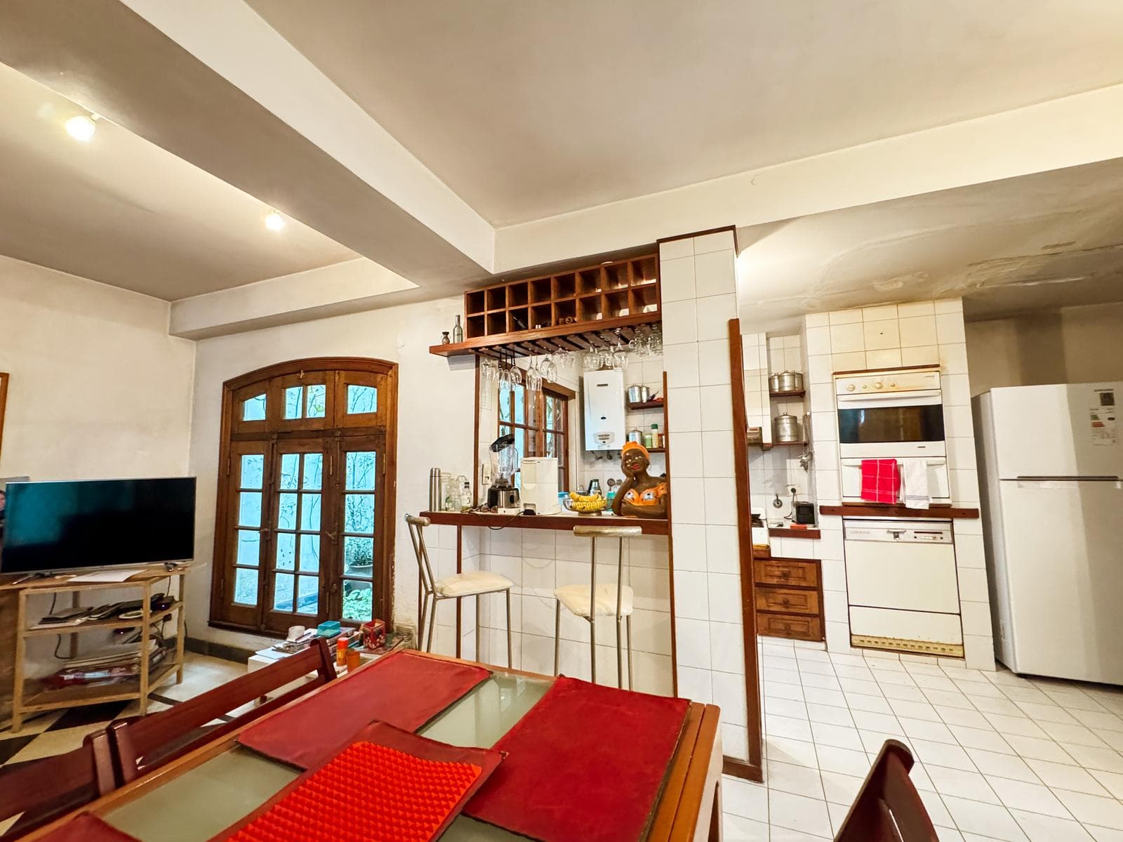 Incredible 5-Bedroom House with Guest House and Terrace in Almagro Norte