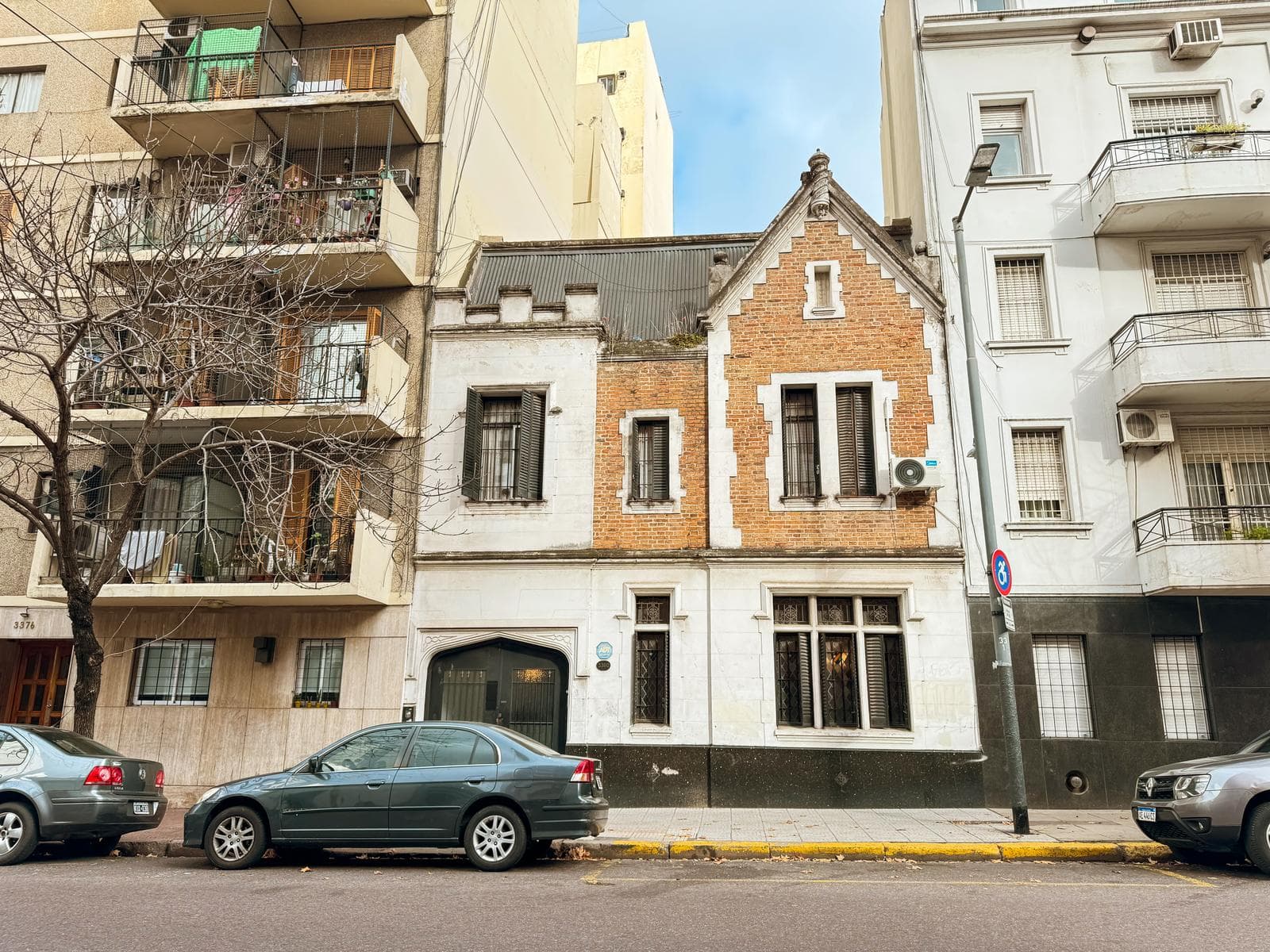 Incredible 5-Bedroom House with Guest House and Terrace in Almagro Norte
