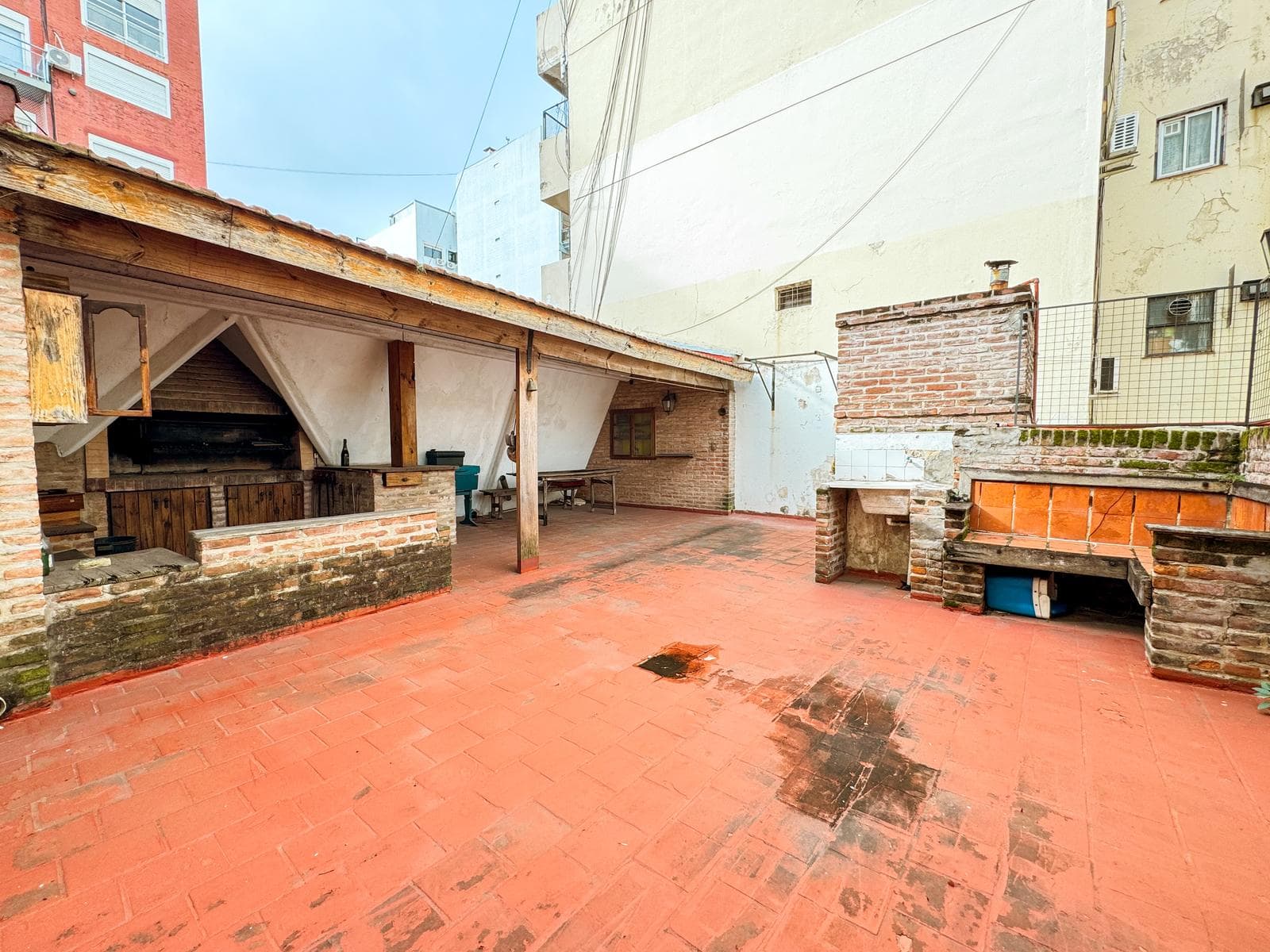 Incredible 5-Bedroom House with Guest House and Terrace in Almagro Norte