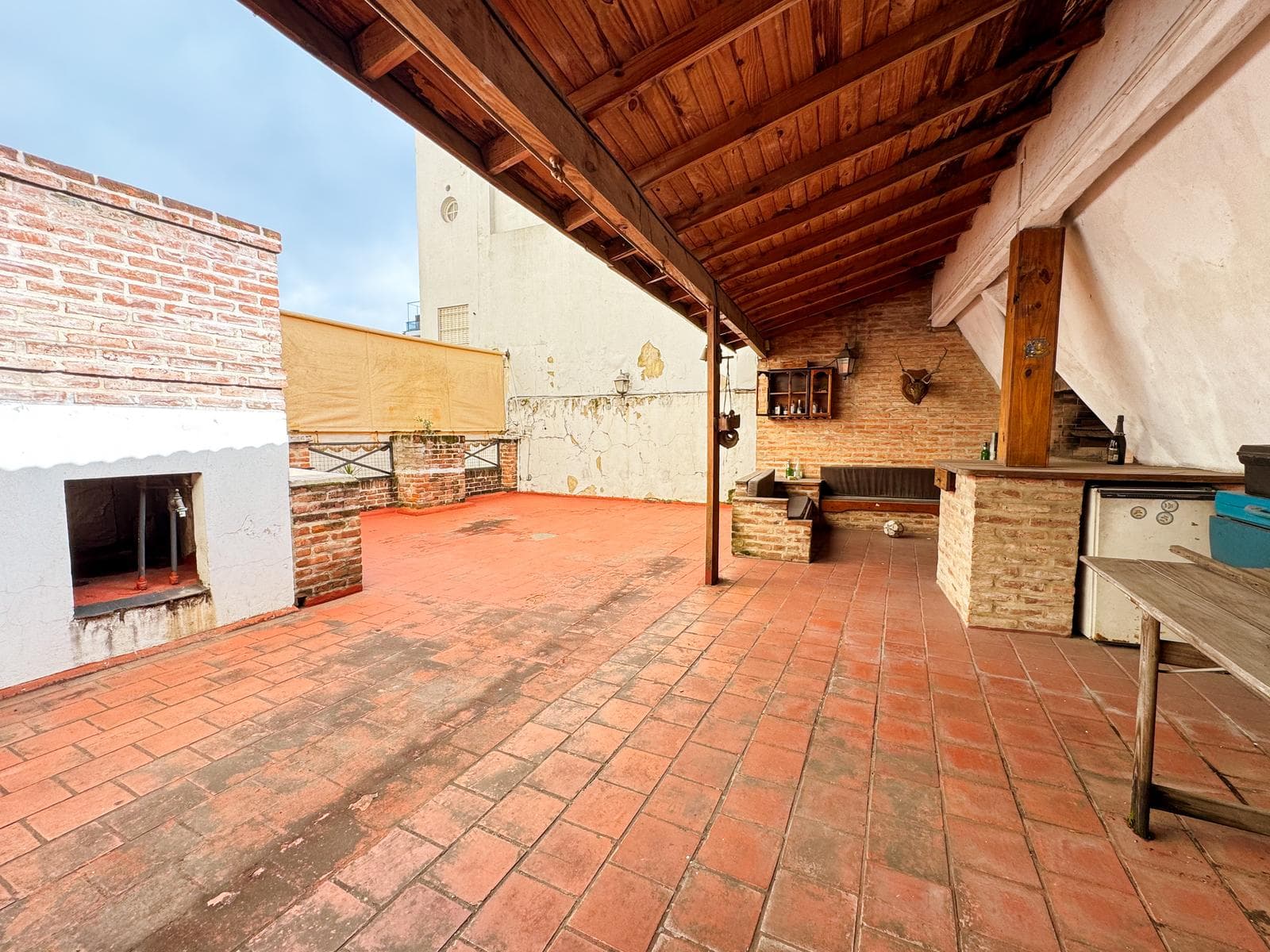 Incredible 5-Bedroom House with Guest House and Terrace in Almagro Norte