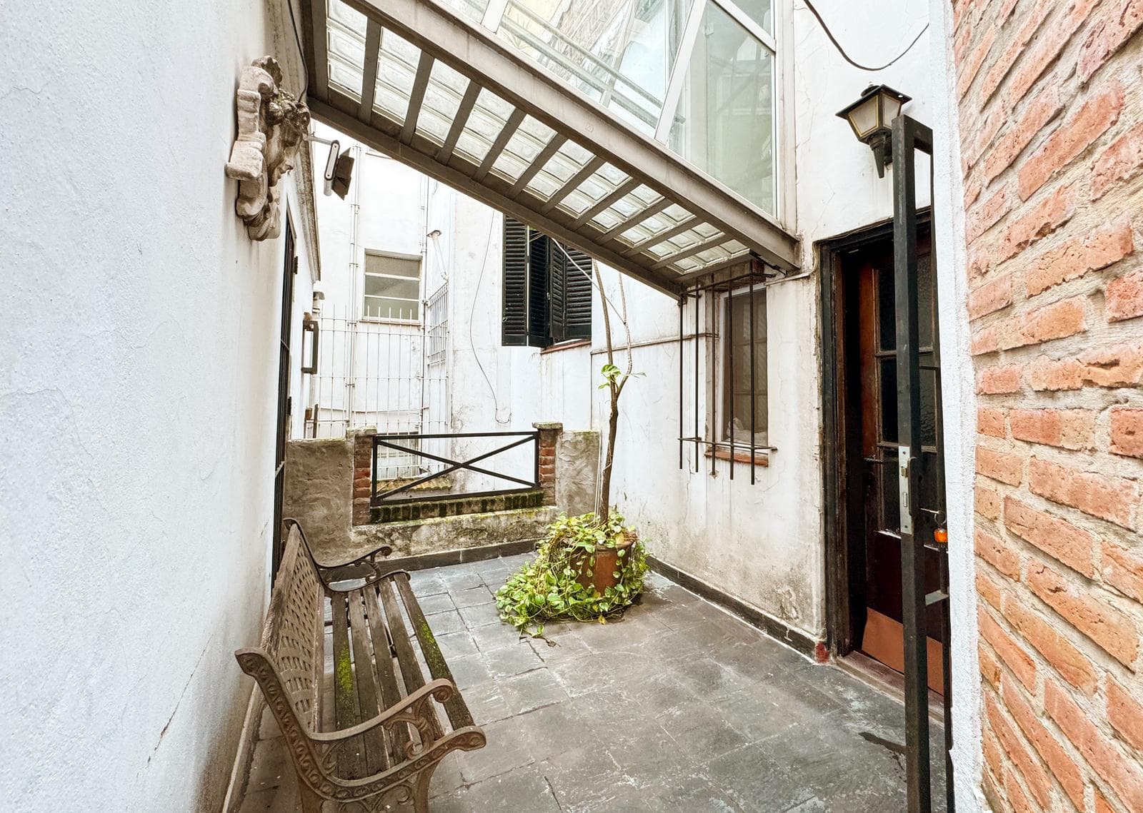 Incredible 5-Bedroom House with Guest House and Terrace in Almagro Norte
