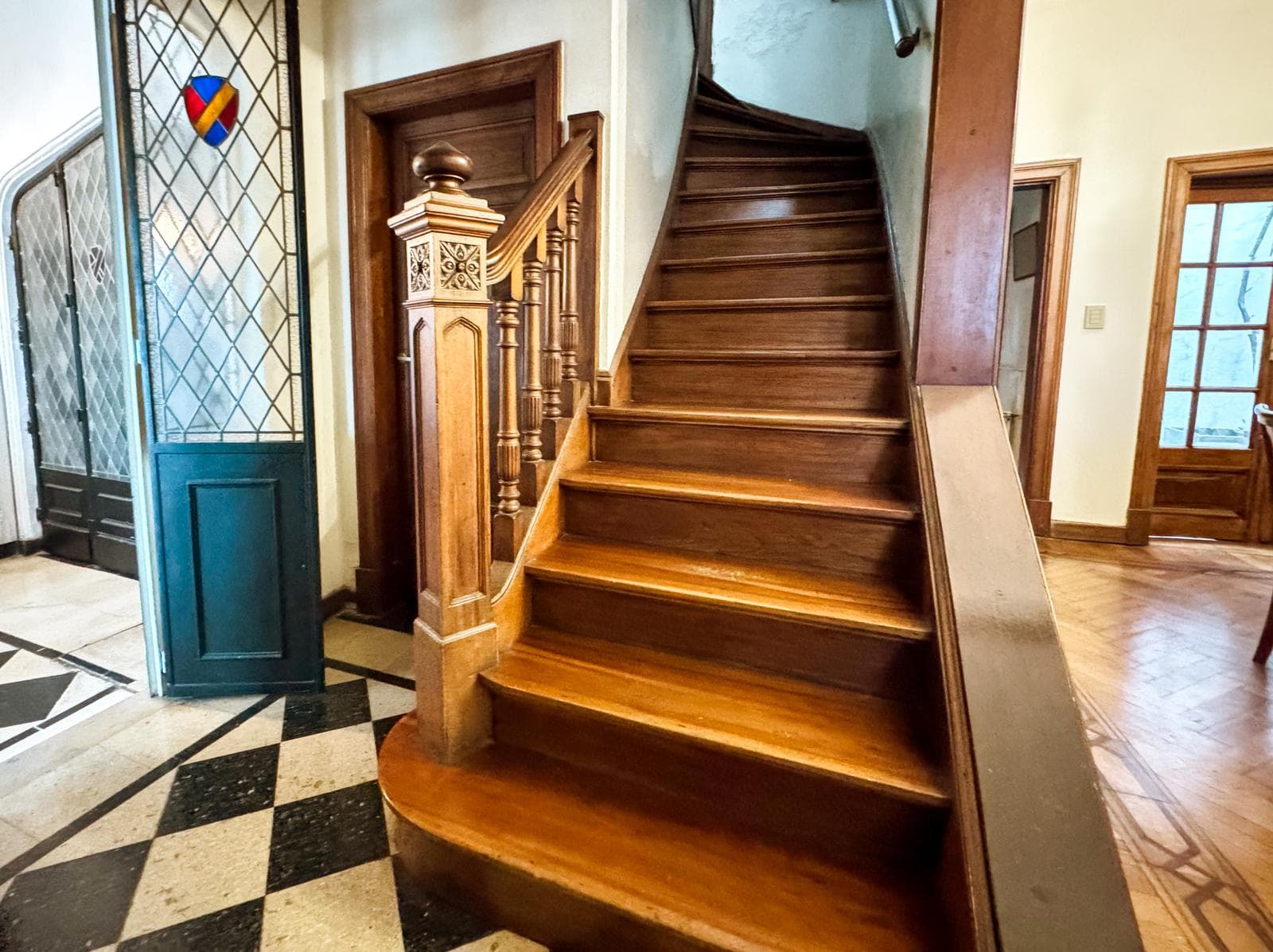 Incredible 5-Bedroom House with Guest House and Terrace in Almagro Norte