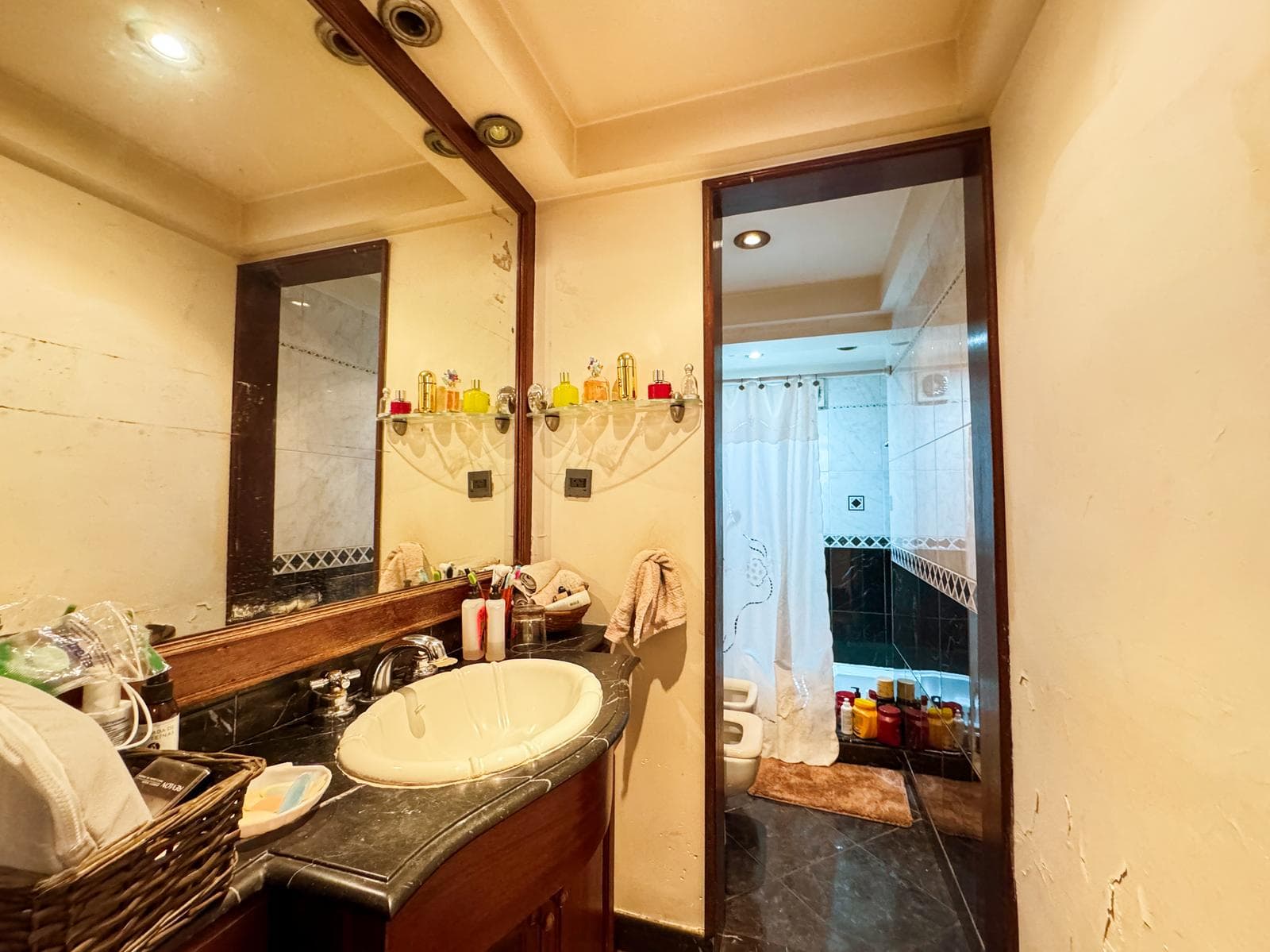 Incredible 5-Bedroom House with Guest House and Terrace in Almagro Norte