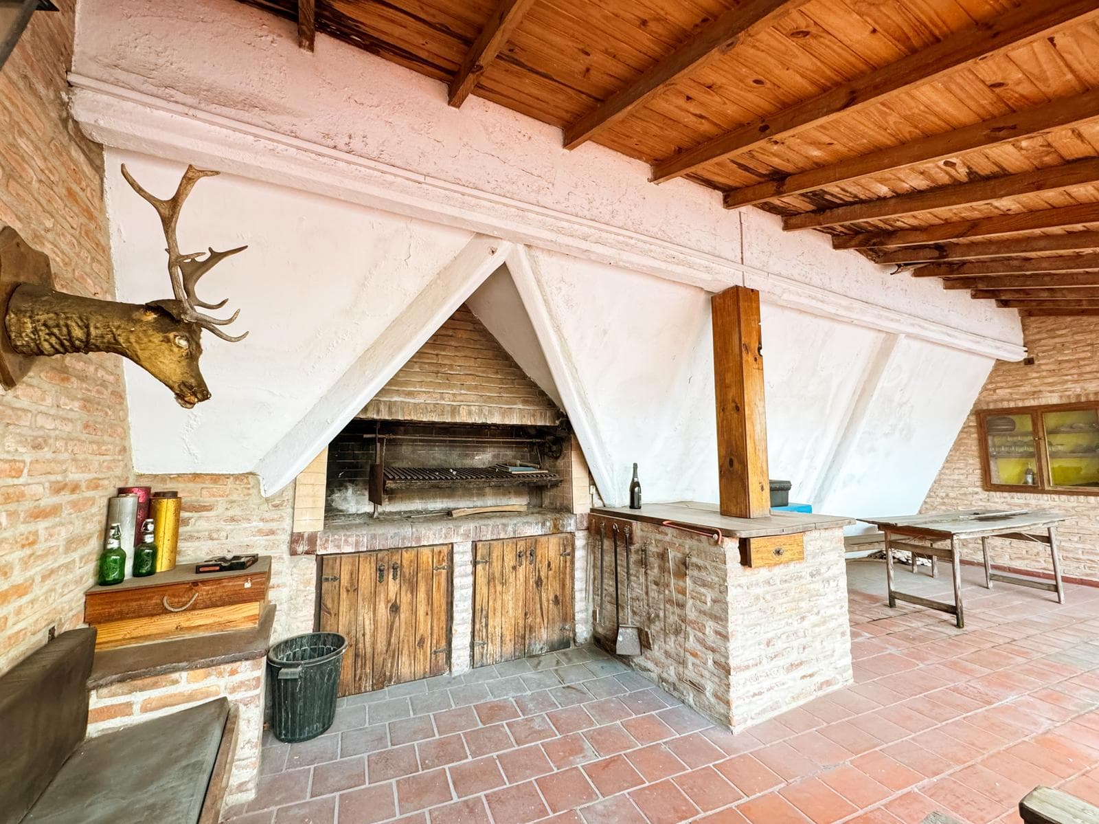 Incredible 5-Bedroom House with Guest House and Terrace in Almagro Norte