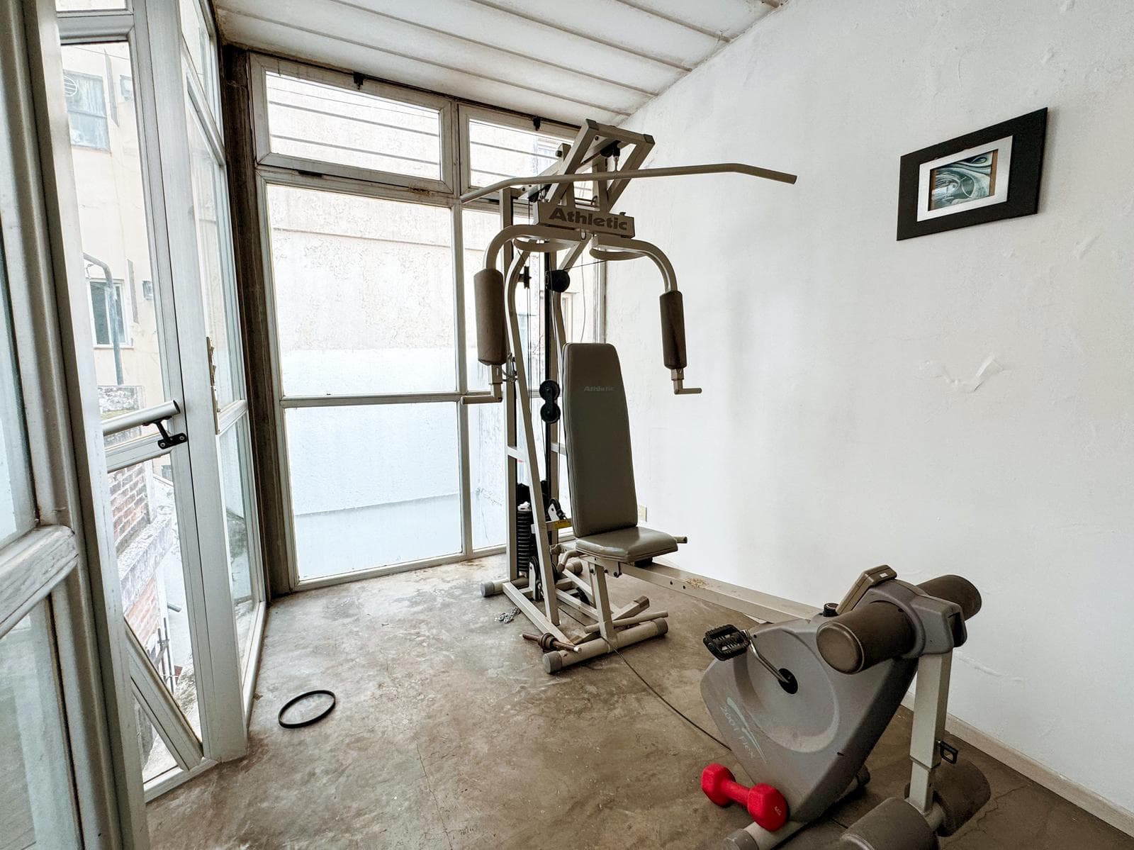 Incredible 5-Bedroom House with Guest House and Terrace in Almagro Norte