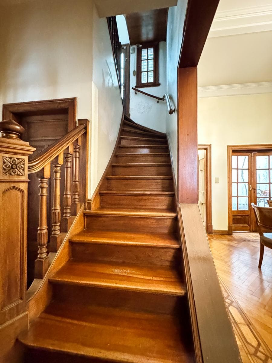 Incredible 5-Bedroom House with Guest House and Terrace in Almagro Norte