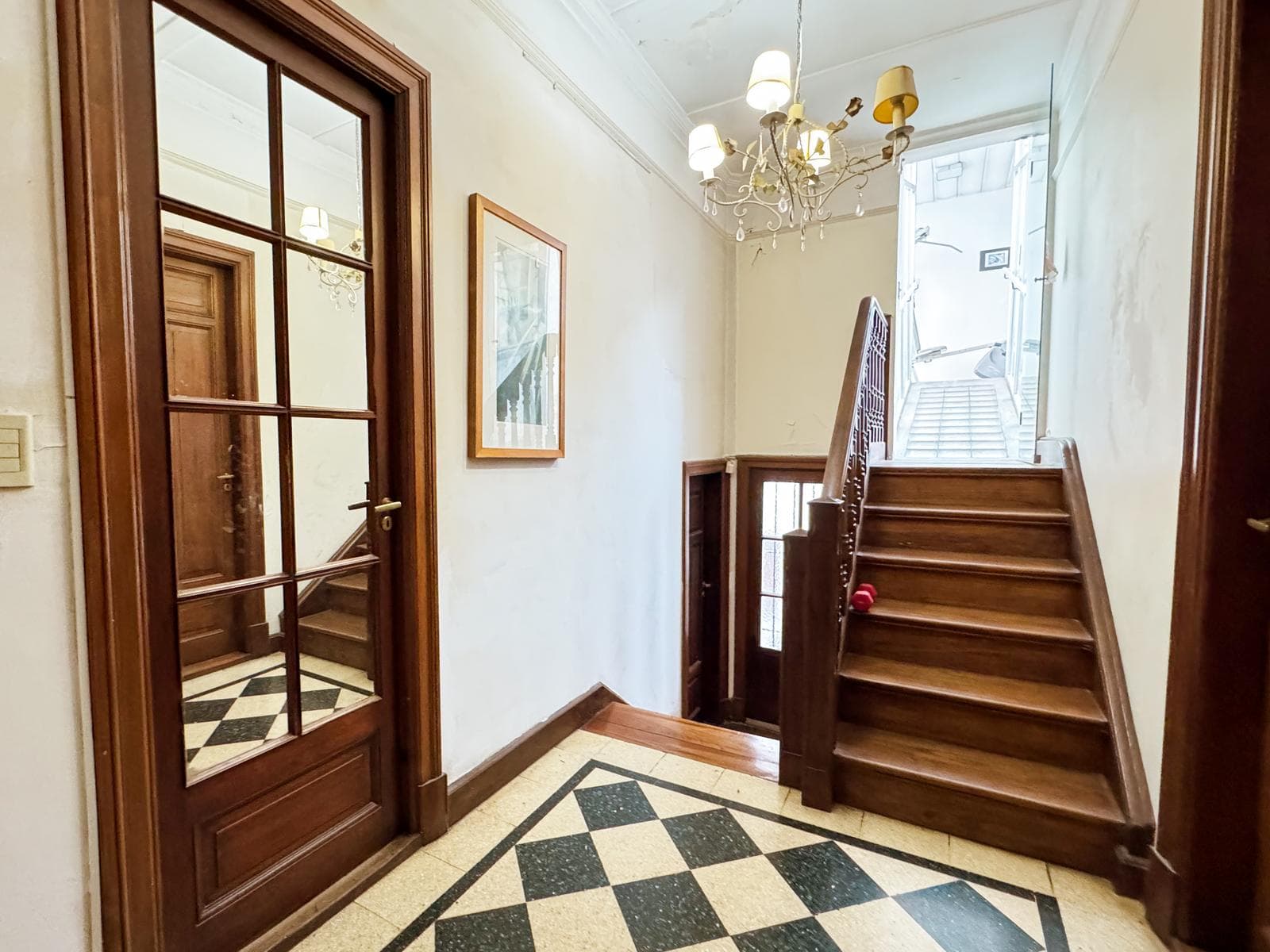 Incredible 5-Bedroom House with Guest House and Terrace in Almagro Norte