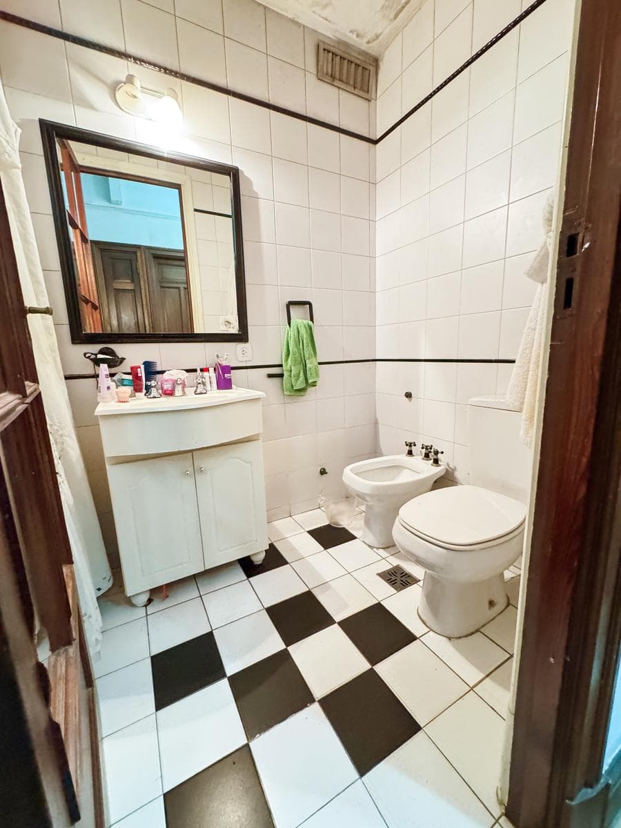 Incredible 5-Bedroom House with Guest House and Terrace in Almagro Norte