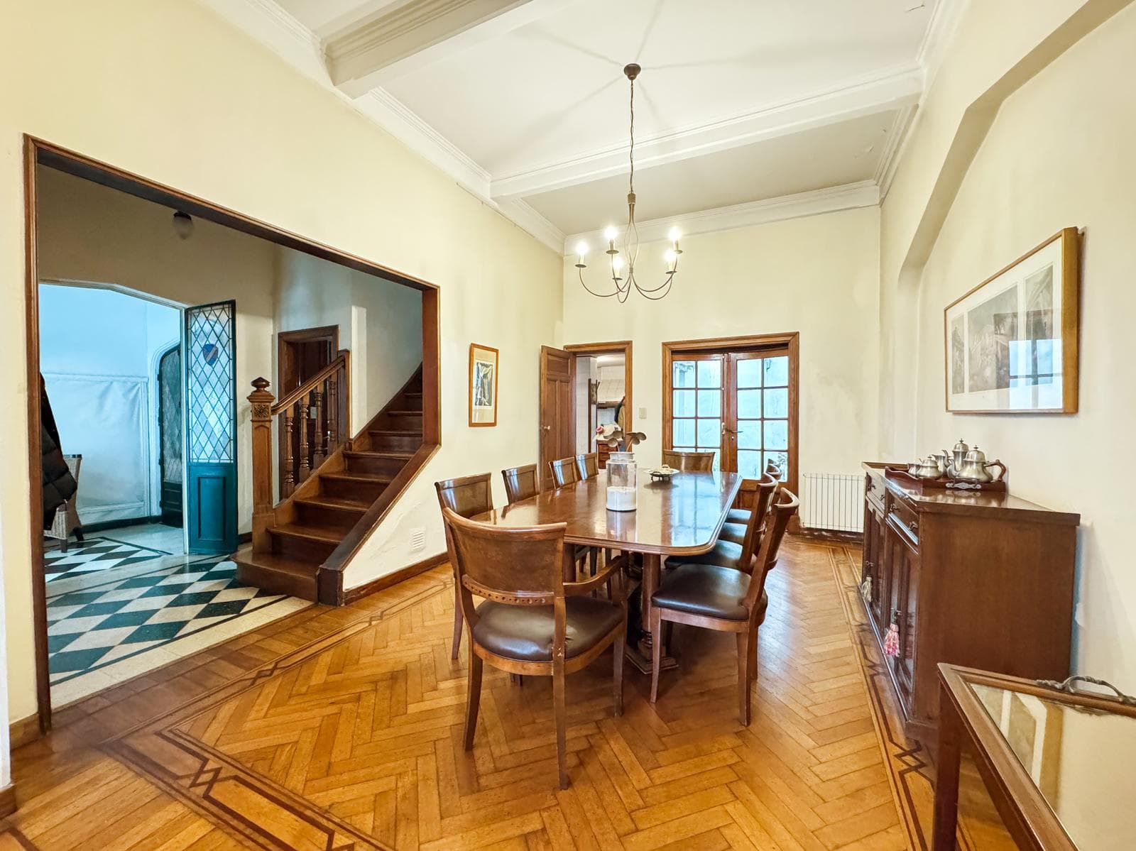 Incredible 5-Bedroom House with Guest House and Terrace in Almagro Norte