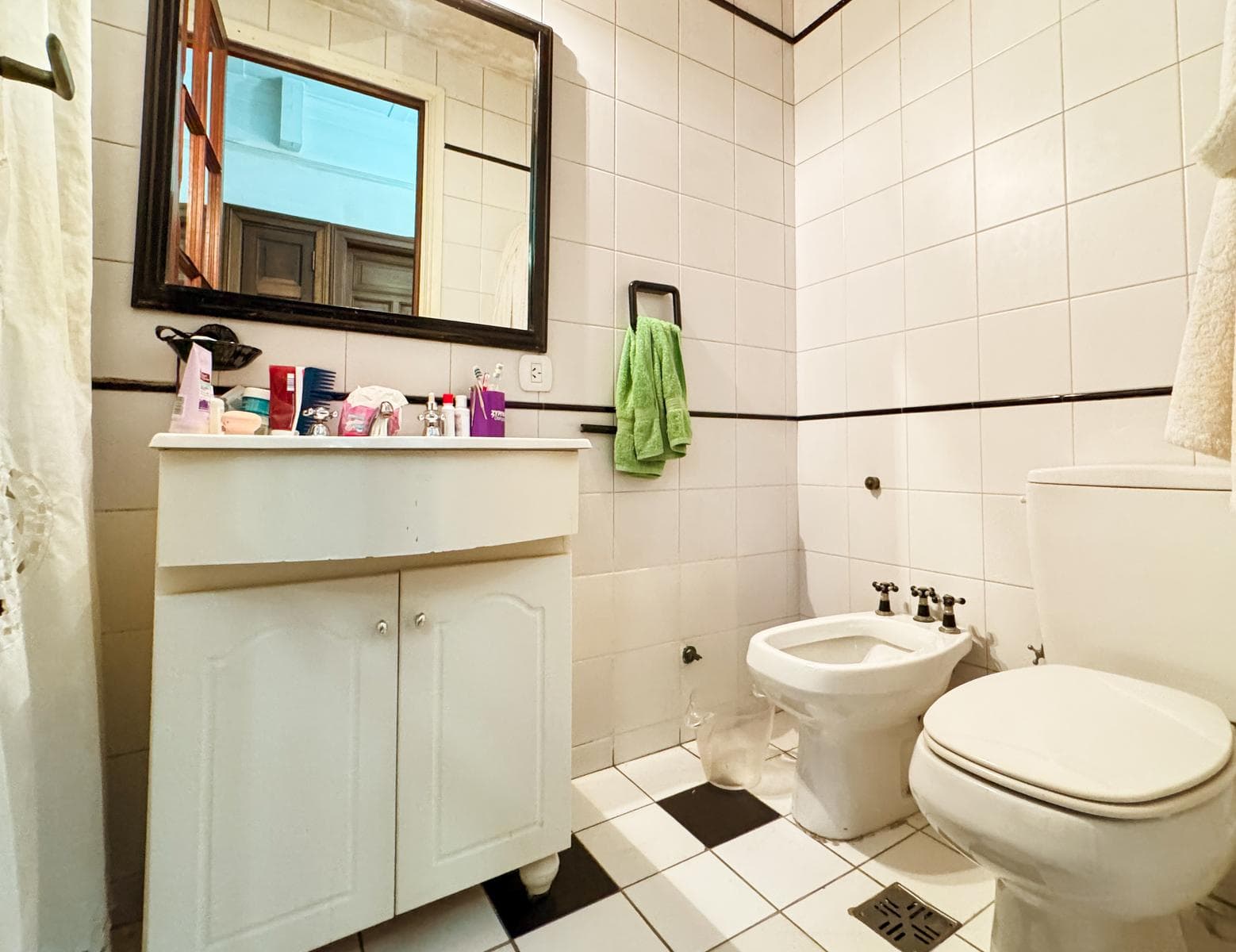 Incredible 5-Bedroom House with Guest House and Terrace in Almagro Norte