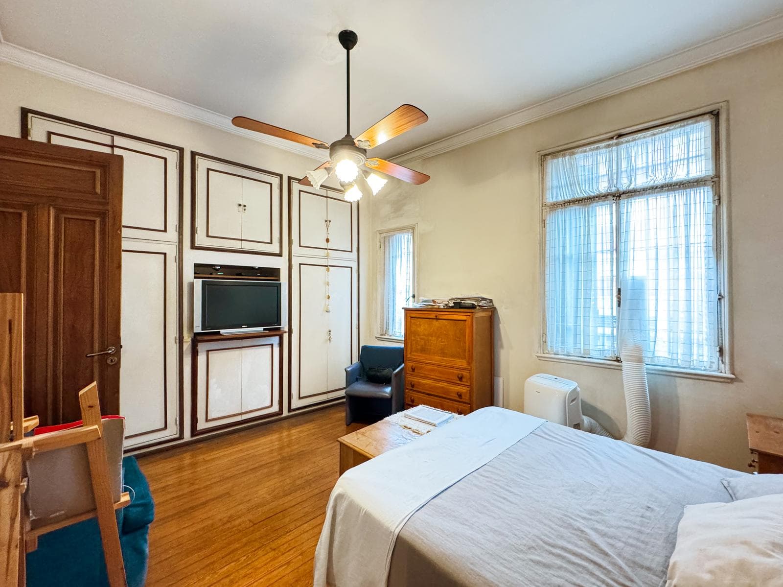 Incredible 5-Bedroom House with Guest House and Terrace in Almagro Norte