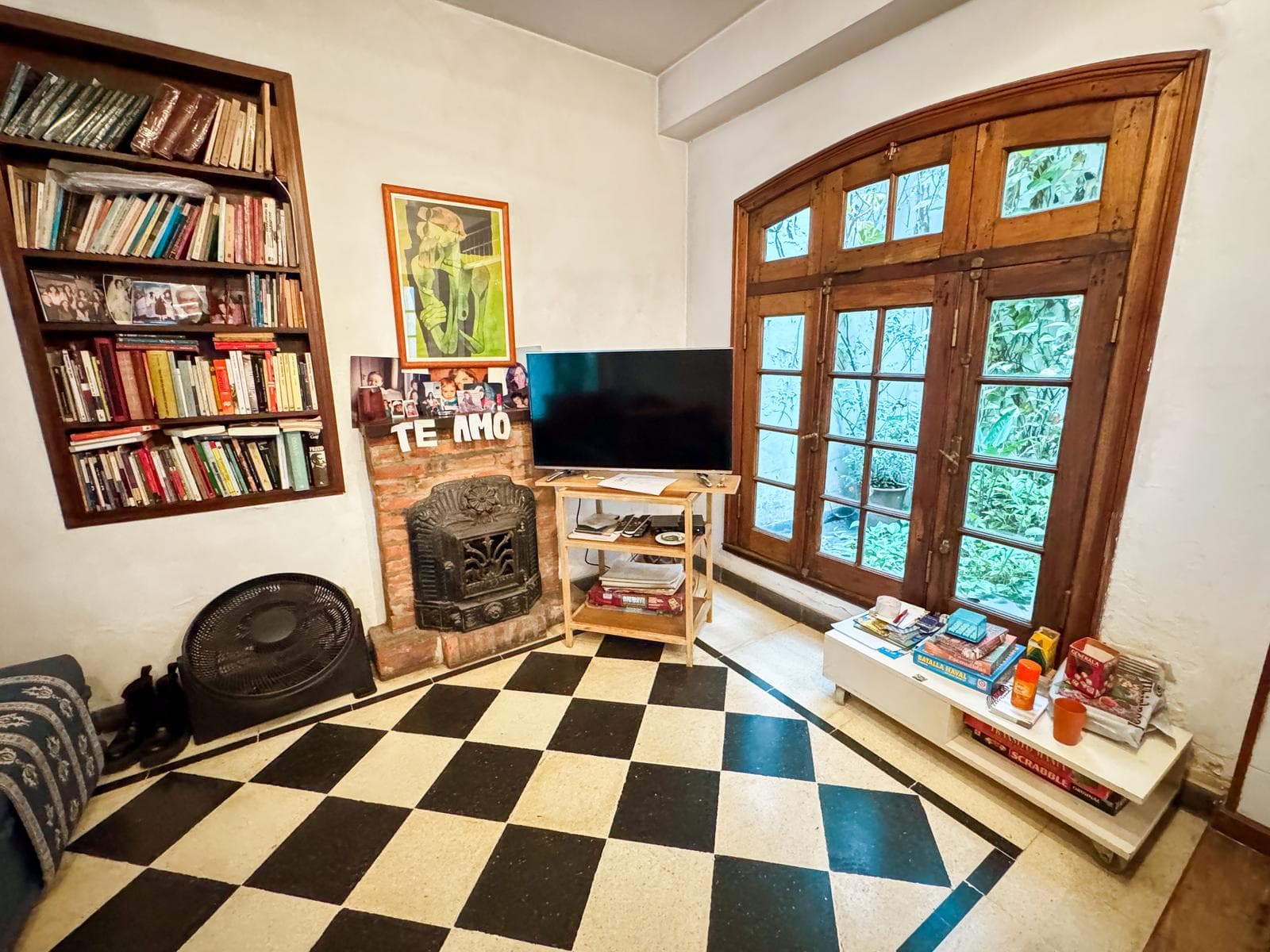 Incredible 5-Bedroom House with Guest House and Terrace in Almagro Norte