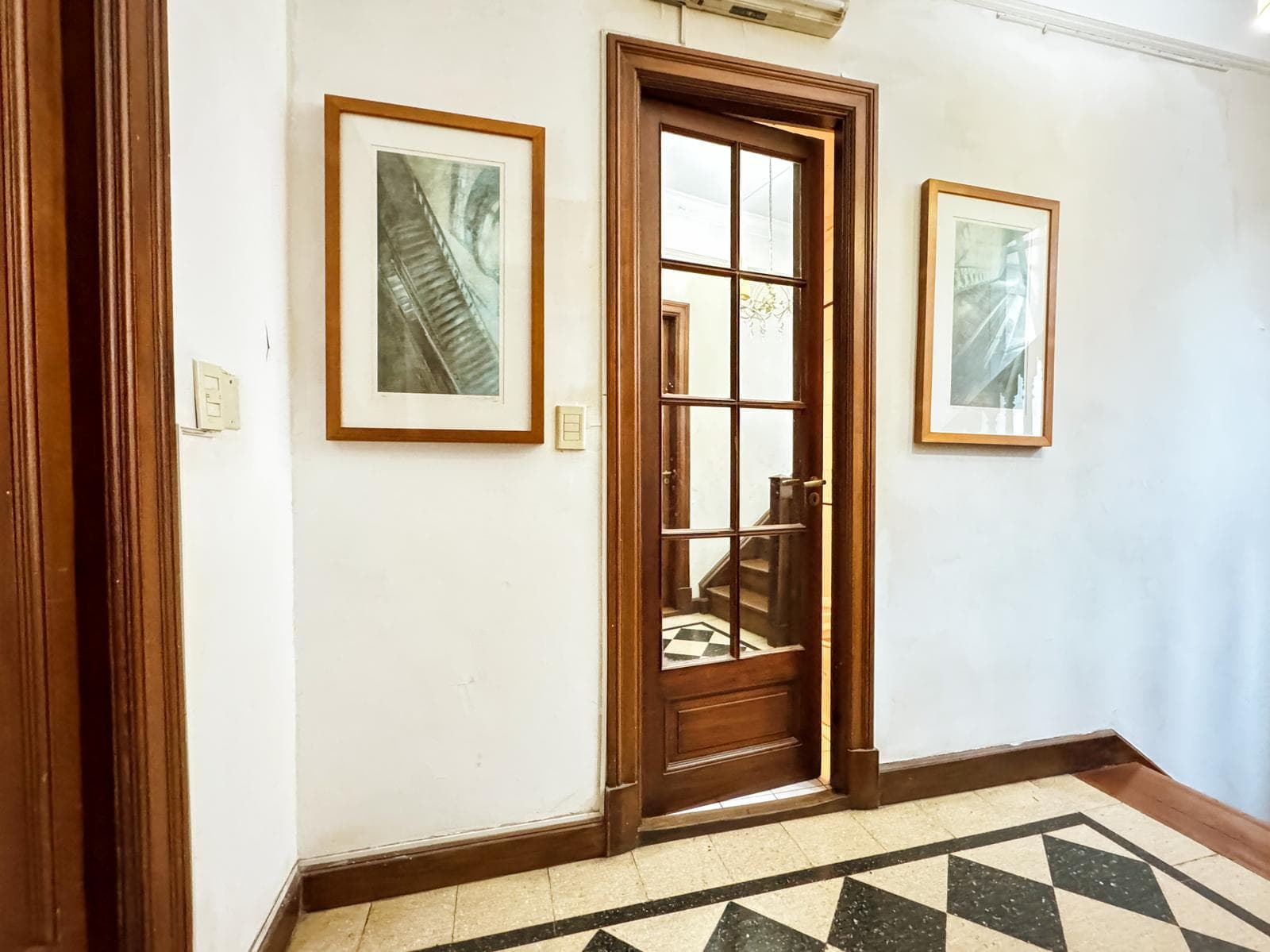 Incredible 5-Bedroom House with Guest House and Terrace in Almagro Norte