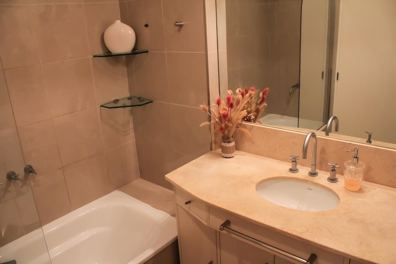 Departamento en Alquiler de 4 ambientes amoblado con cochera en Puerto Madero !!!Impecable estado