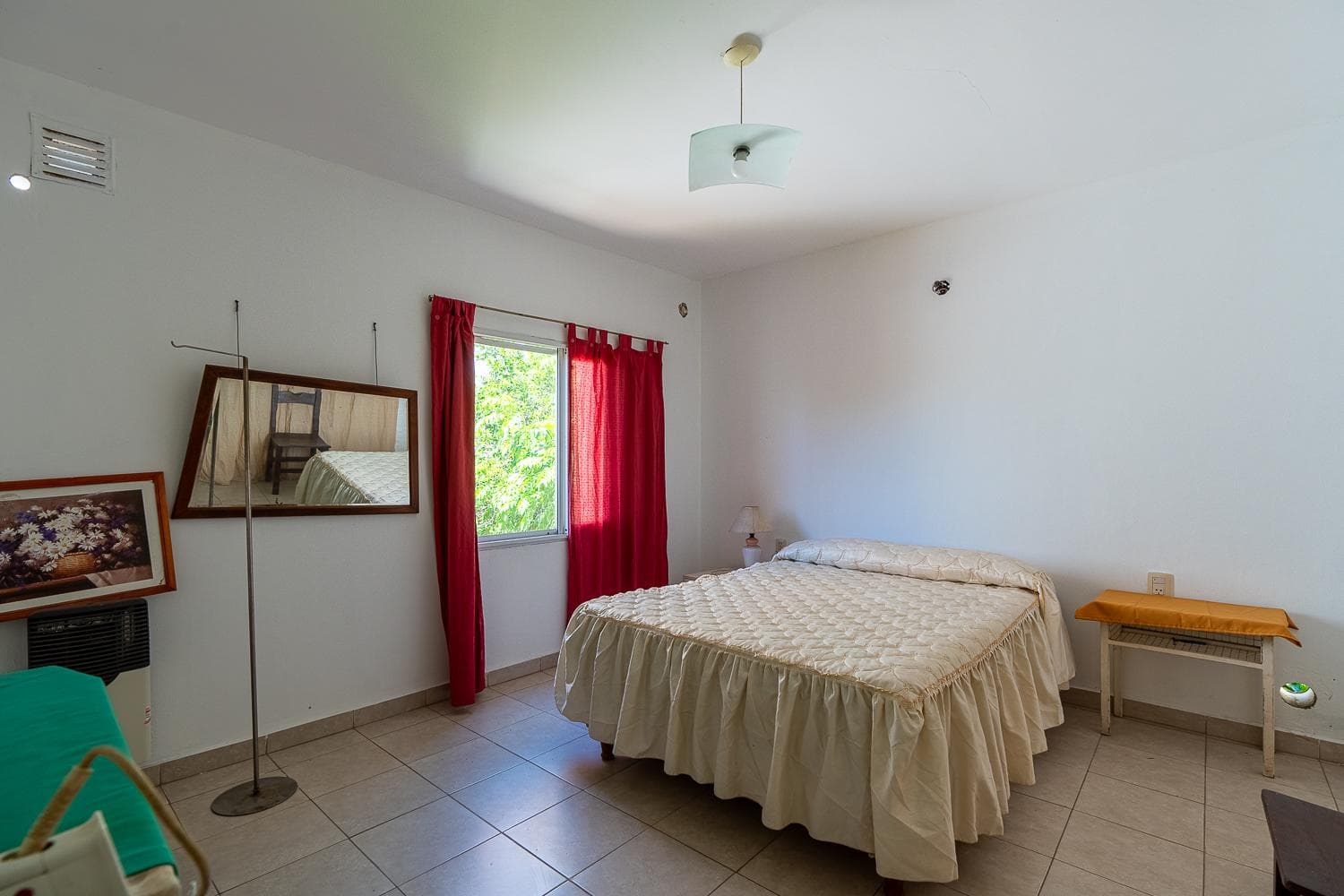 FOR SALE | TRADE - First-floor apartment facing the street, three bedrooms, and a terrace - San Lorenzo. QUALIFIES FOR MORTGAGE.