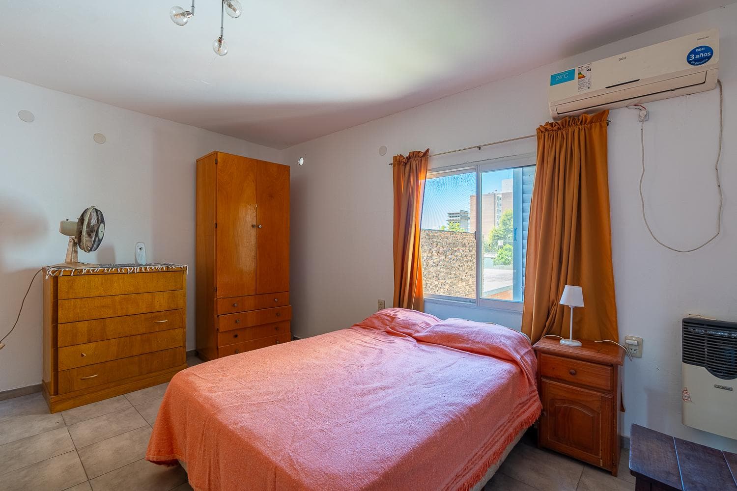 FOR SALE | TRADE - First-floor apartment facing the street, three bedrooms, and a terrace - San Lorenzo. QUALIFIES FOR MORTGAGE.