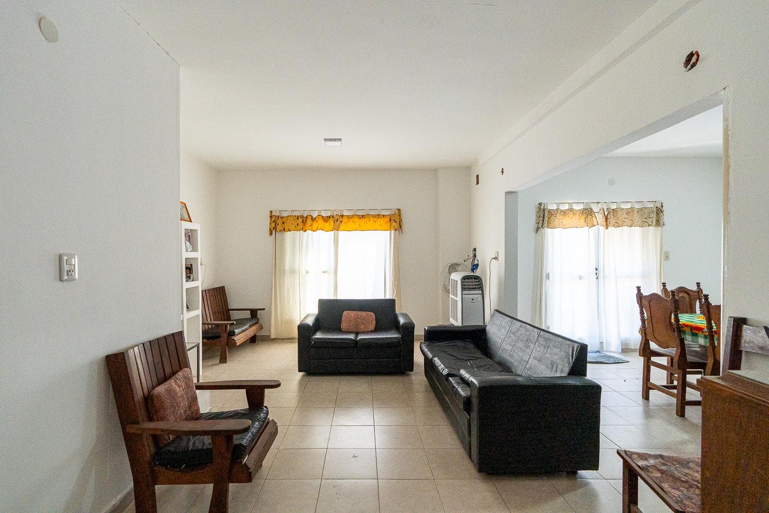 FOR SALE | TRADE - First-floor apartment facing the street, three bedrooms, and a terrace - San Lorenzo. QUALIFIES FOR MORTGAGE.