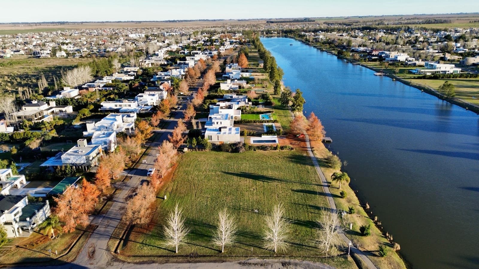 Last lot with lake access in the Puerto Roldan Gated Community