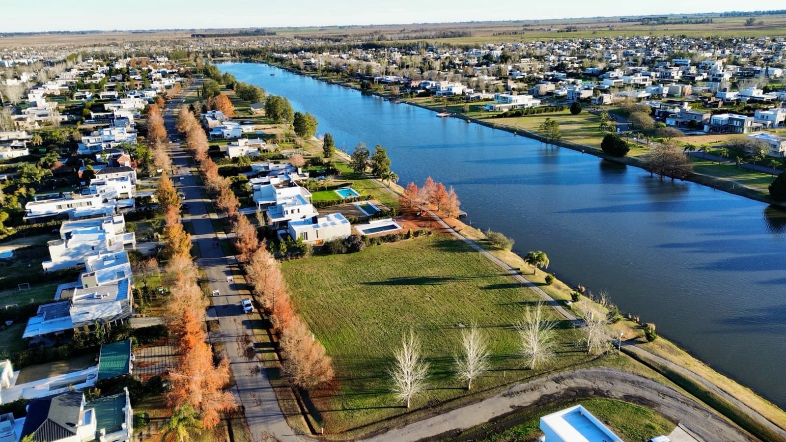 Last lot with lake access in the Puerto Roldan Gated Community
