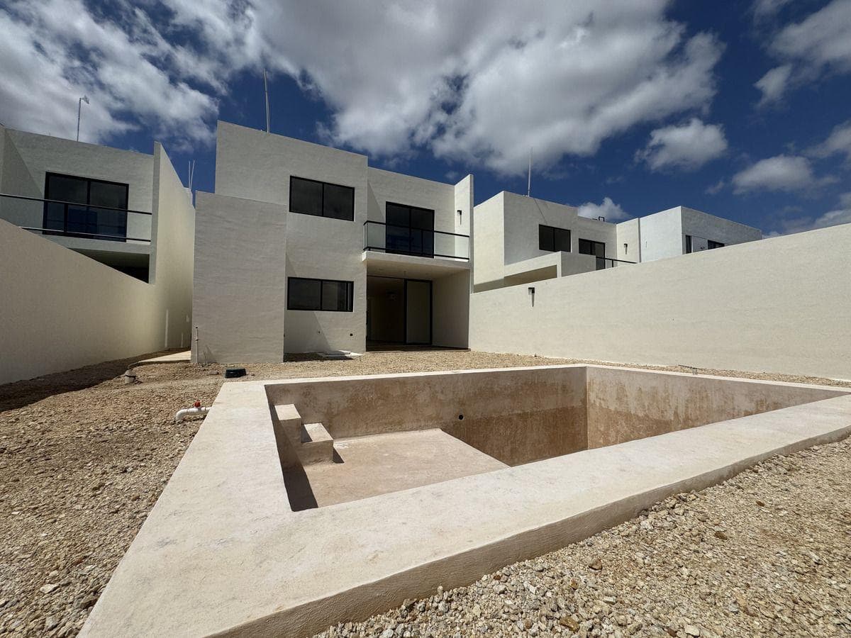 House in a gated community with amenities, featuring 4 BEDROOMS in Conkal, Mérida