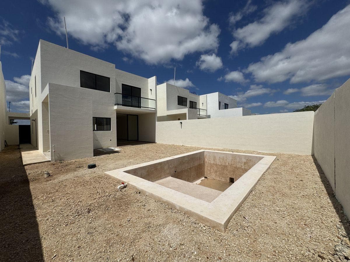 House in a gated community with amenities, featuring 4 BEDROOMS in Conkal, Mérida