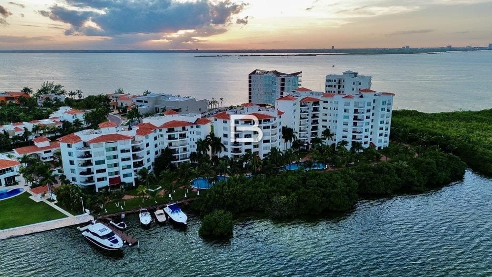 Isla Dorada Apartment in Cancún for Sale
