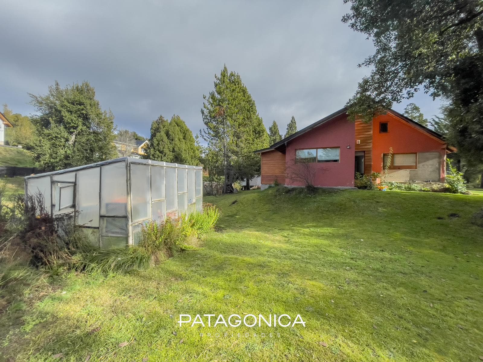 HOUSE FOR SALE: 220 m² on a 1,169 m² lot, Loma de Maikana, Villa La Angostura