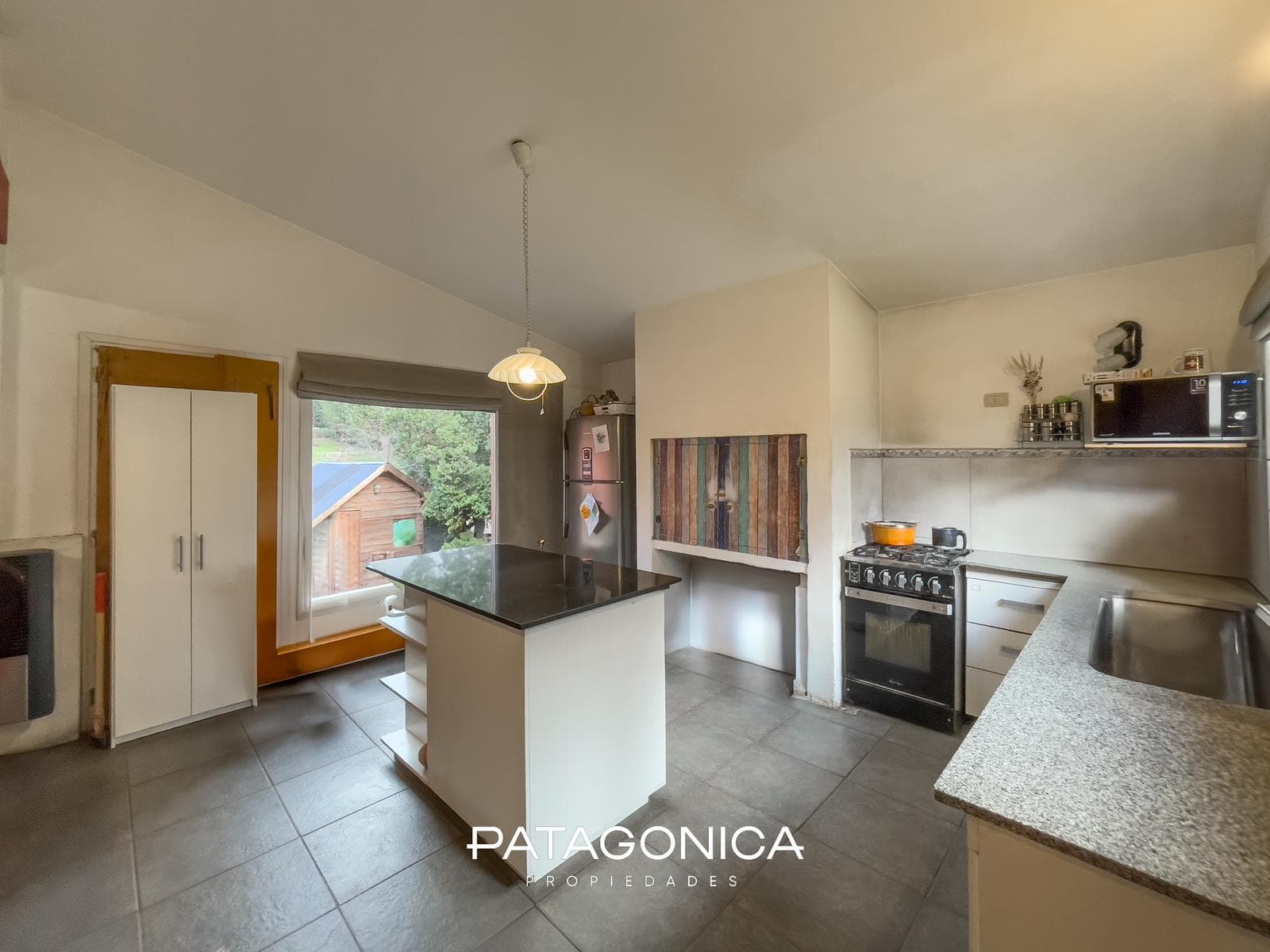 HOUSE FOR SALE: 220 m² on a 1,169 m² lot, Loma de Maikana, Villa La Angostura
