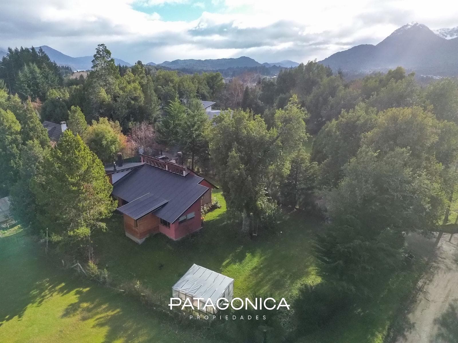 HOUSE FOR SALE: 220 m² on a 1,169 m² lot, Loma de Maikana, Villa La Angostura