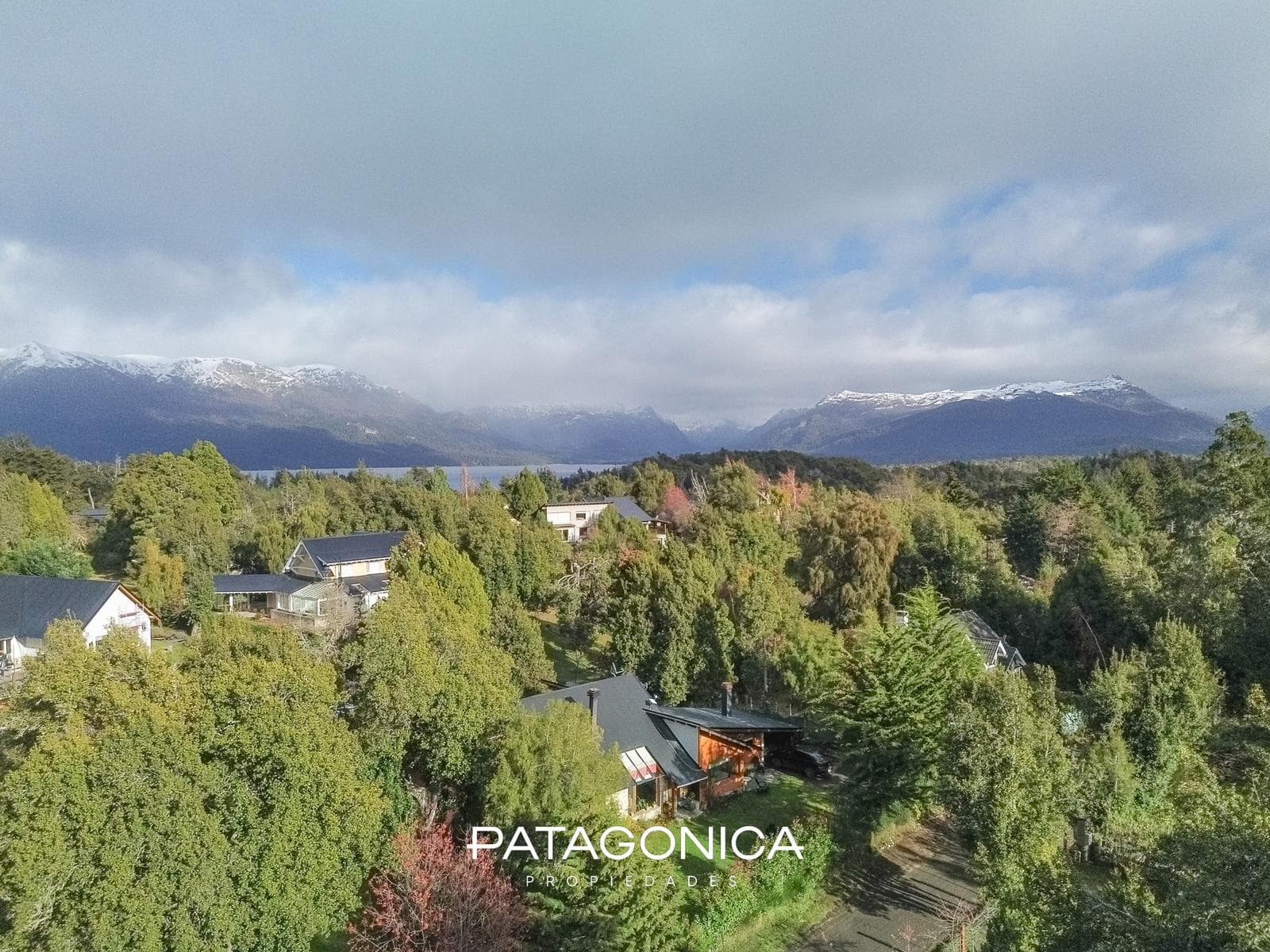 HOUSE FOR SALE: 220 m² on a 1,169 m² lot, Loma de Maikana, Villa La Angostura