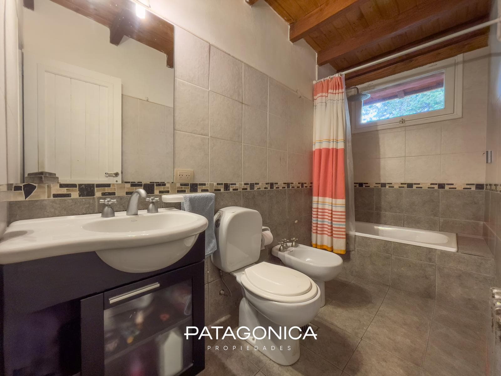 HOUSE FOR SALE: 220 m² on a 1,169 m² lot, Loma de Maikana, Villa La Angostura