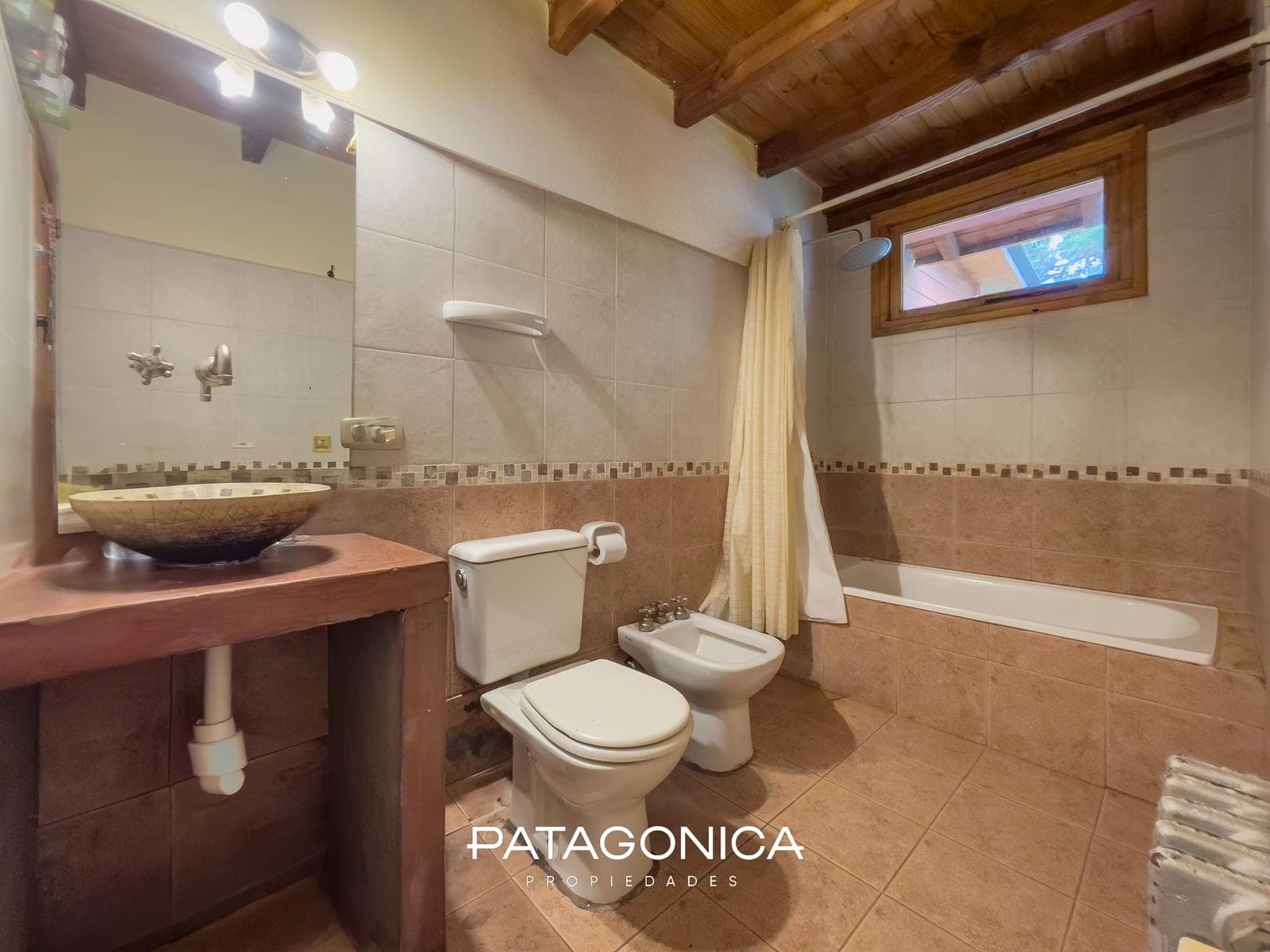 HOUSE FOR SALE: 220 m² on a 1,169 m² lot, Loma de Maikana, Villa La Angostura