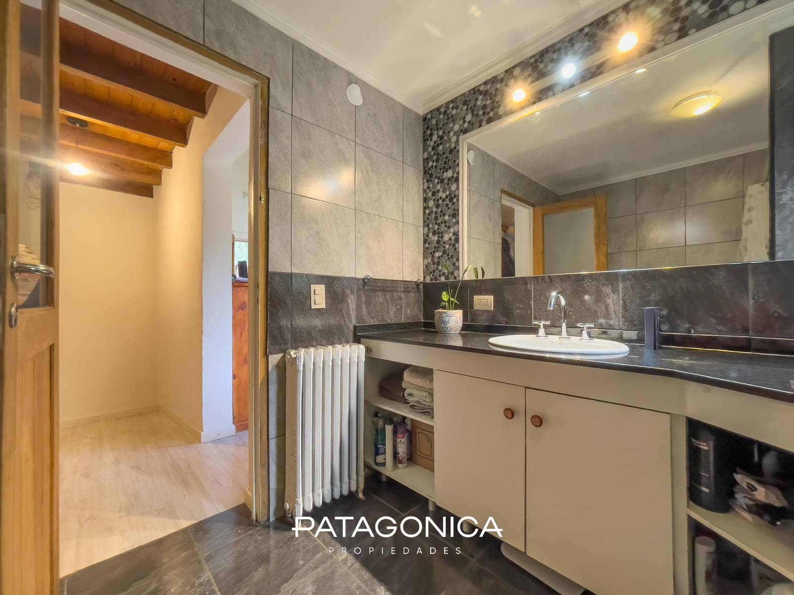 HOUSE FOR SALE: 220 m² on a 1,169 m² lot, Loma de Maikana, Villa La Angostura