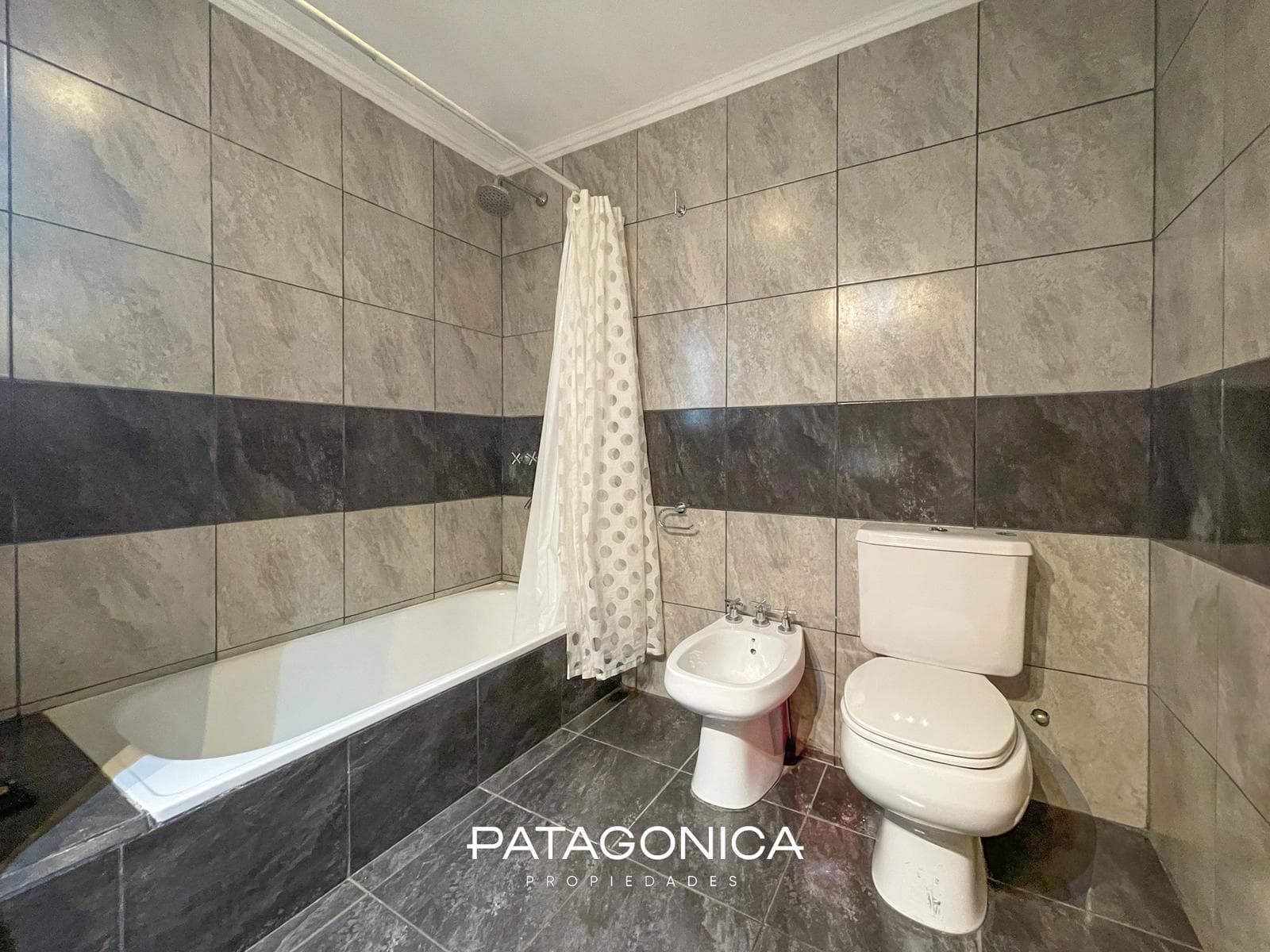 HOUSE FOR SALE: 220 m² on a 1,169 m² lot, Loma de Maikana, Villa La Angostura