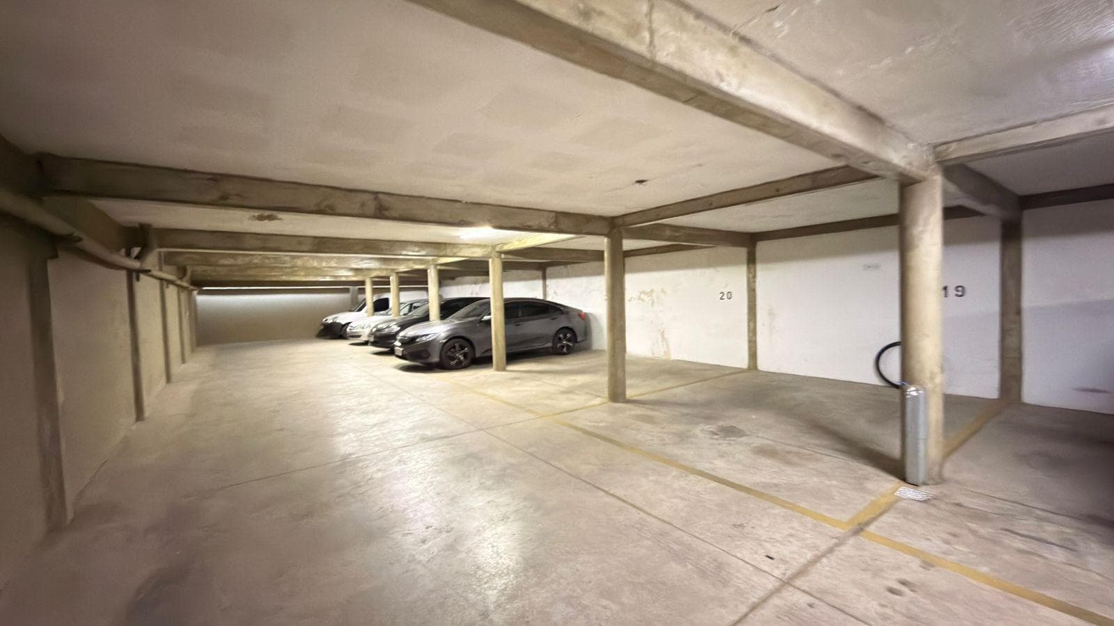Sale/Financing: Covered Parking Spaces in the University District, Pichincha