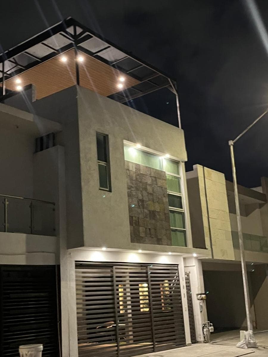 HOUSE FOR SALE IN PRIVADAS ANAHUAC, IRLANDES-ESCOBEDO AREA
