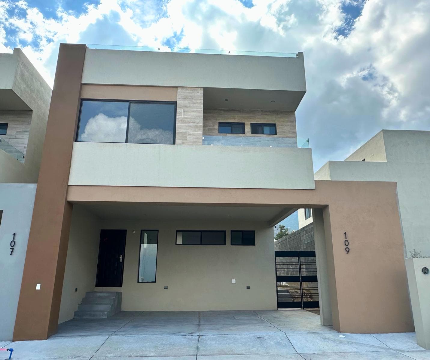 House for Sale in Dominio Cumbres | 3 Levels, Double-Height Ceilings, and a Terrace with Views