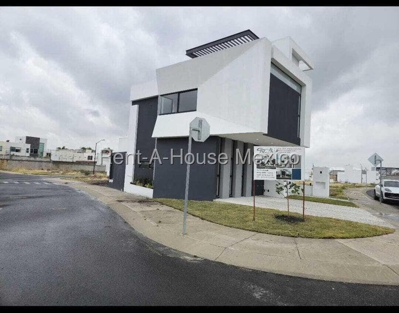 House for Sale in La Reserva Subdivision, Juriquilla Valley