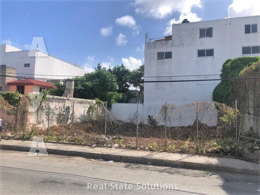 289 m2 Lot for Sale on Calle 7, near Av. López Portillo, SM 64, Downtown Cancún
